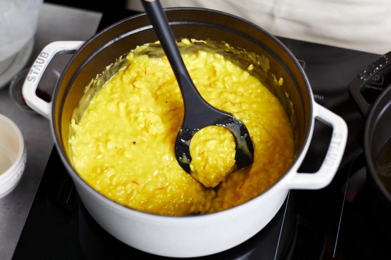 Staub Kochlöffel mit Loch Akazie 