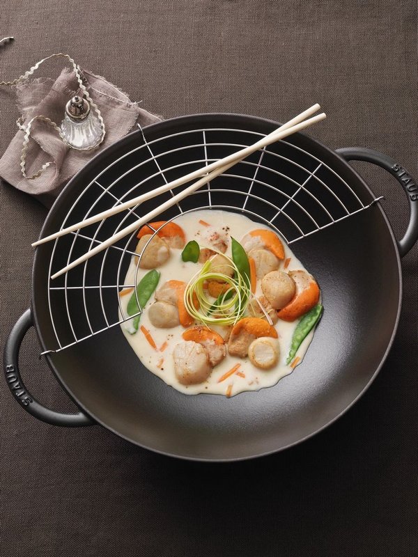 Staub Wok schwarz mit Glasdeckel 37 cm 
