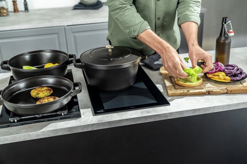 Staub Cocotte rund 24 cm Schwarz stackable 