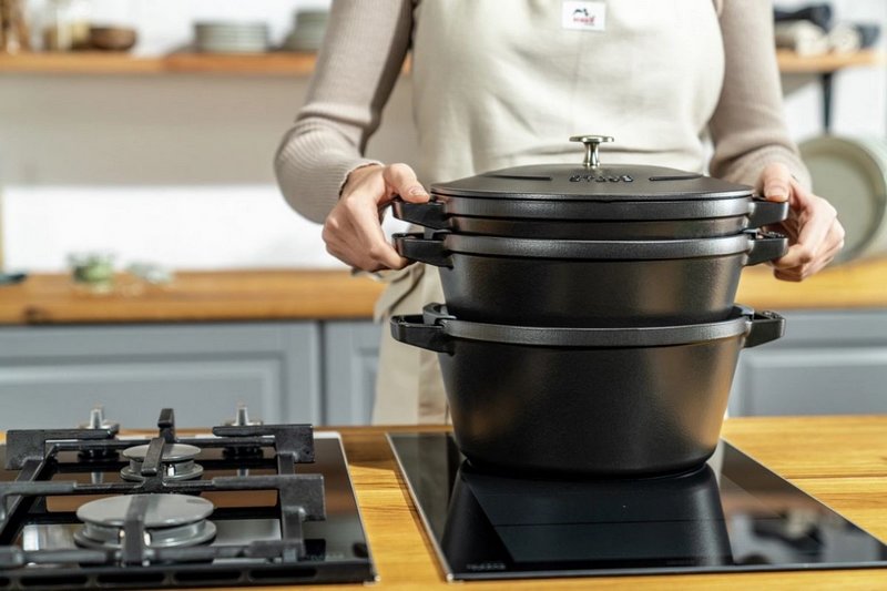 Staub Cocotte rund 24 cm Schwarz stackable 