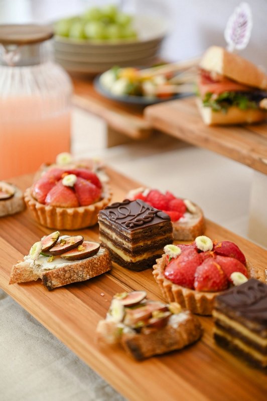 teakhaus Servierplatte Bistro mit Füssen M 