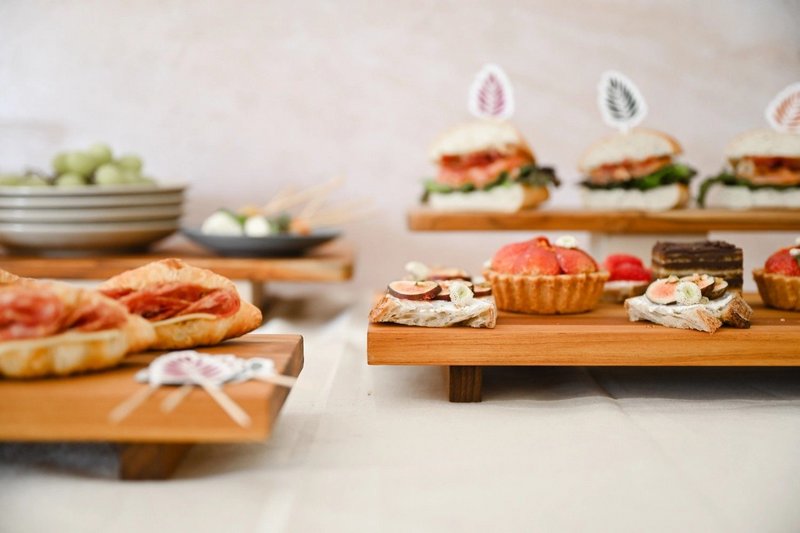 teakhaus Servierplatte Bistro mit Füssen M 