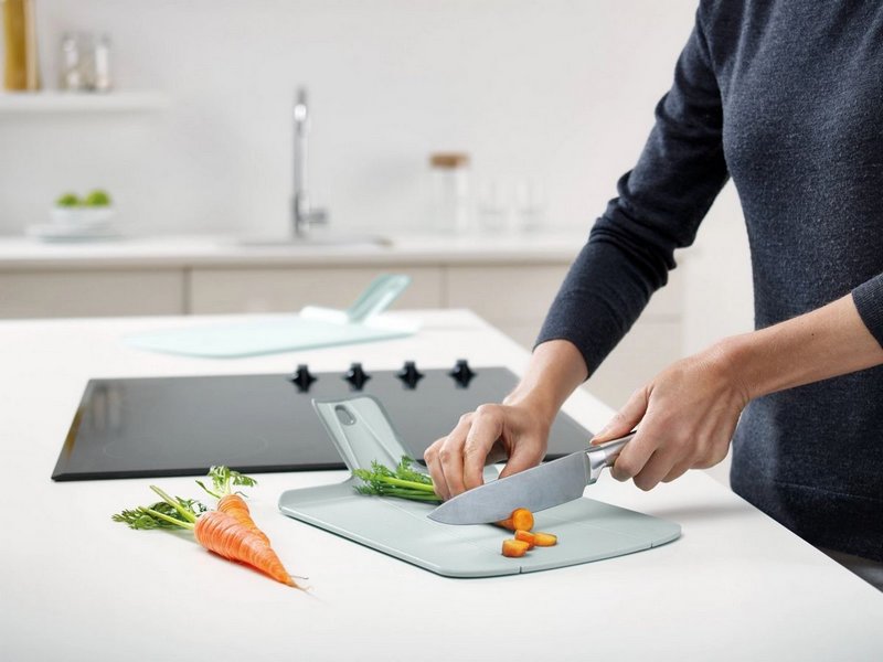 JosephJoseph Schneidbrett Chop2pot Plus taubengrau 