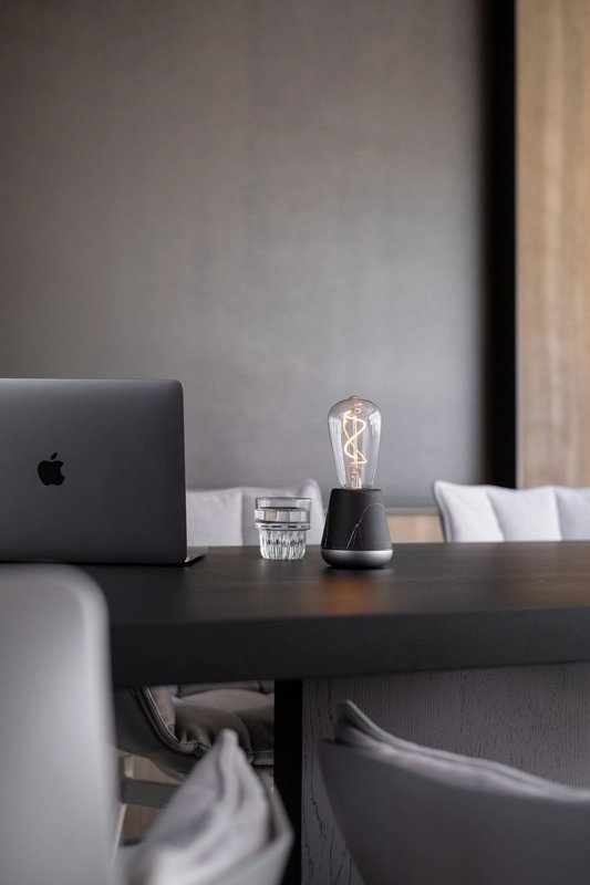 Humble Light Tischlampe One Marmor Optik schwarz 