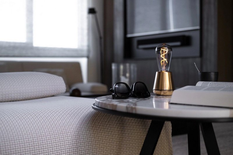 Humble Light Tischlampe One gold 
