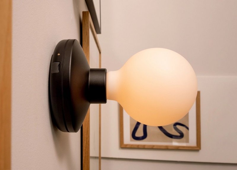 Humble Light Wandlampe Bee frosted schwarz 