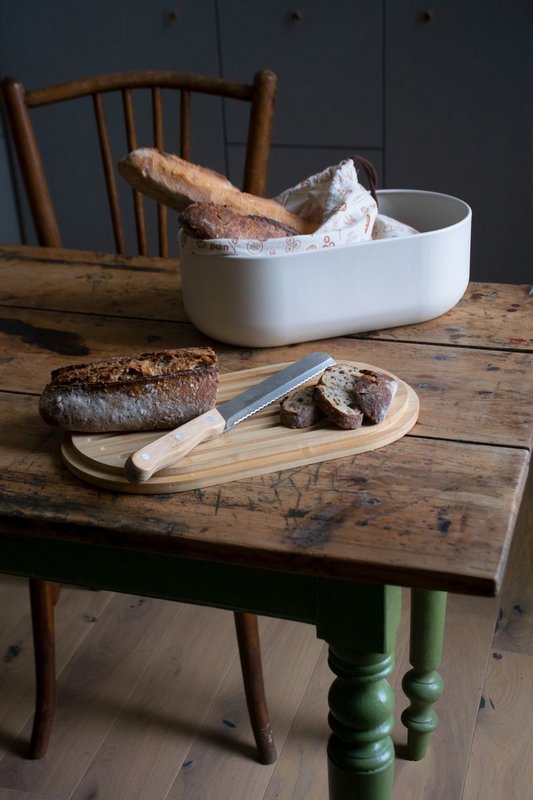 pebbly Brotkasten mit Schneidebrett Messer und Brotbeutel Cream 