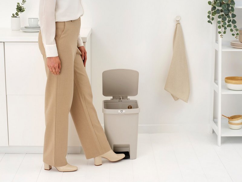 BRABANTIA Treteimer StepUp soft beige 25 l 