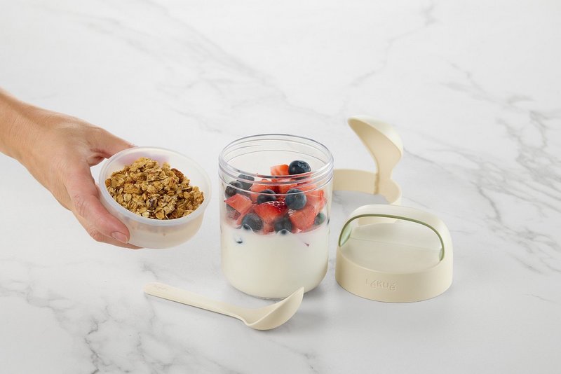 LEKUE Joghurtbecher To Go mit Löffel 0.4 l beige 