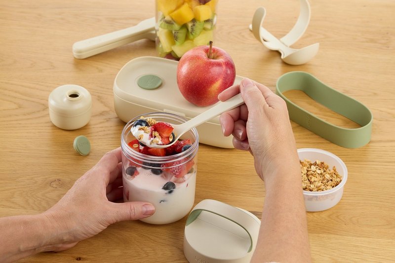 LEKUE Joghurtbecher To Go mit Löffel 0.4 l beige 