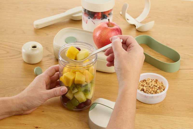 LEKUE Joghurtbecher To Go mit Löffel 0.6 l beige 